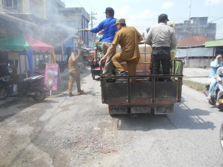 Penyemprotan Desinfektan untuk Mencegah Penyebaran Virus COVID 19 Di Desa Citaman Jernih bekerjasama